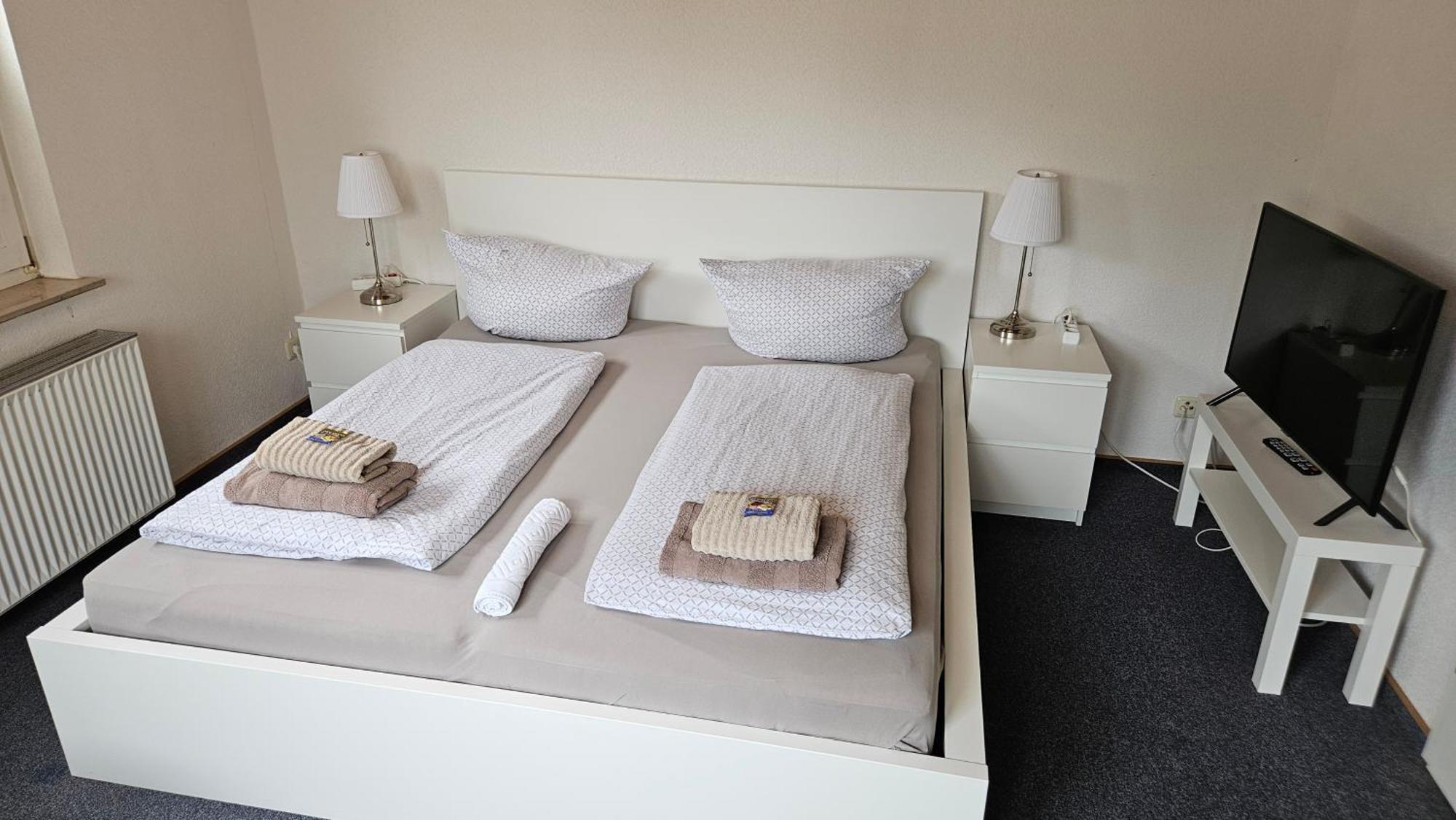 Hotel Dorfkrug Buesum - Guenstige Altbauzimmer Am Oland Exteriör bild