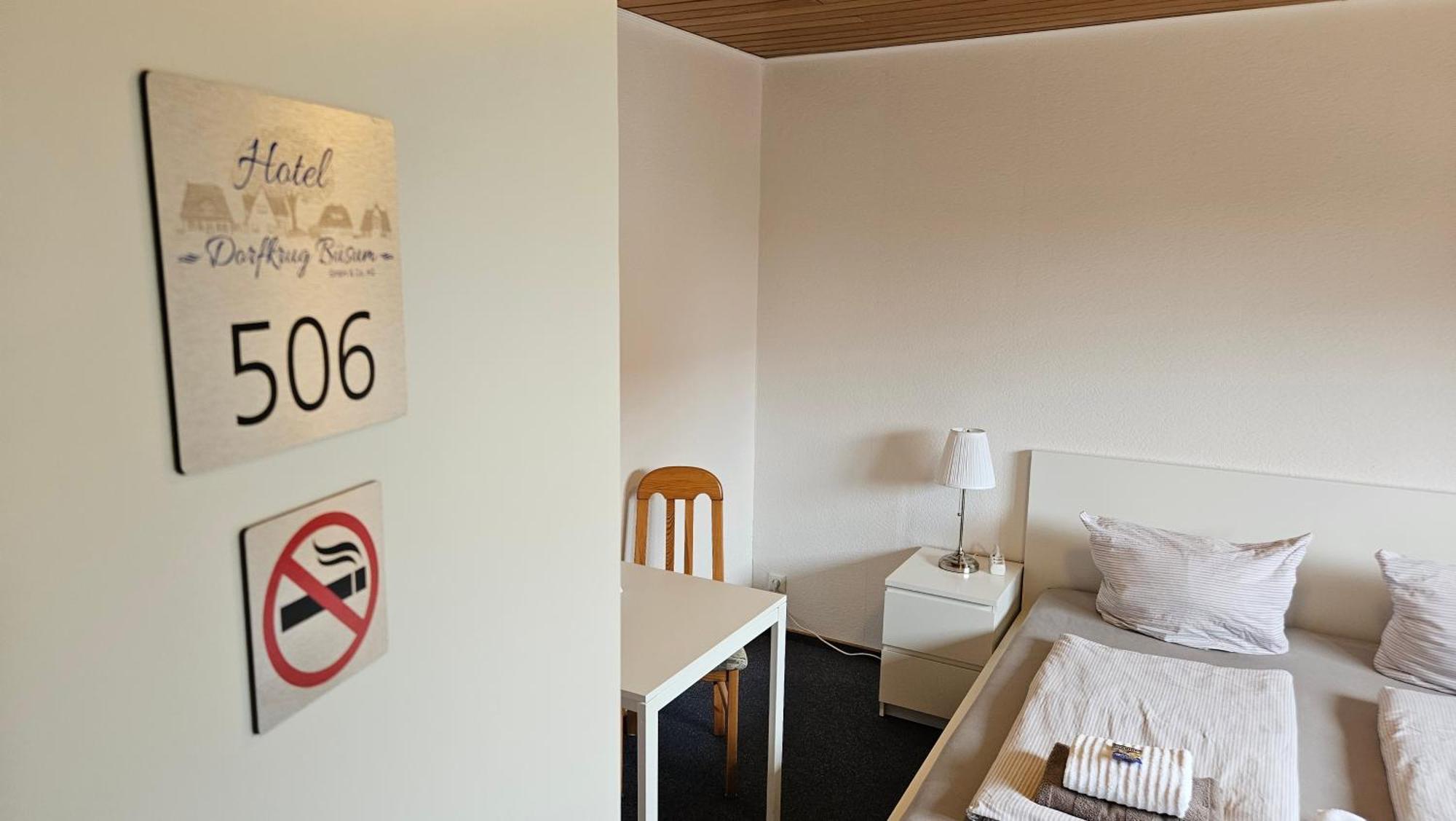 Hotel Dorfkrug Buesum - Guenstige Altbauzimmer Am Oland Exteriör bild