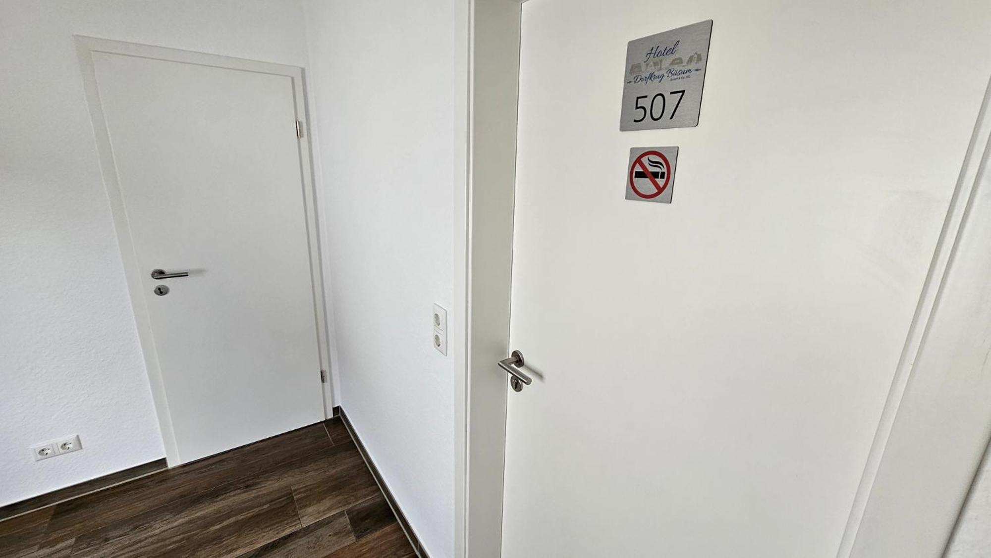 Hotel Dorfkrug Buesum - Guenstige Altbauzimmer Am Oland Exteriör bild
