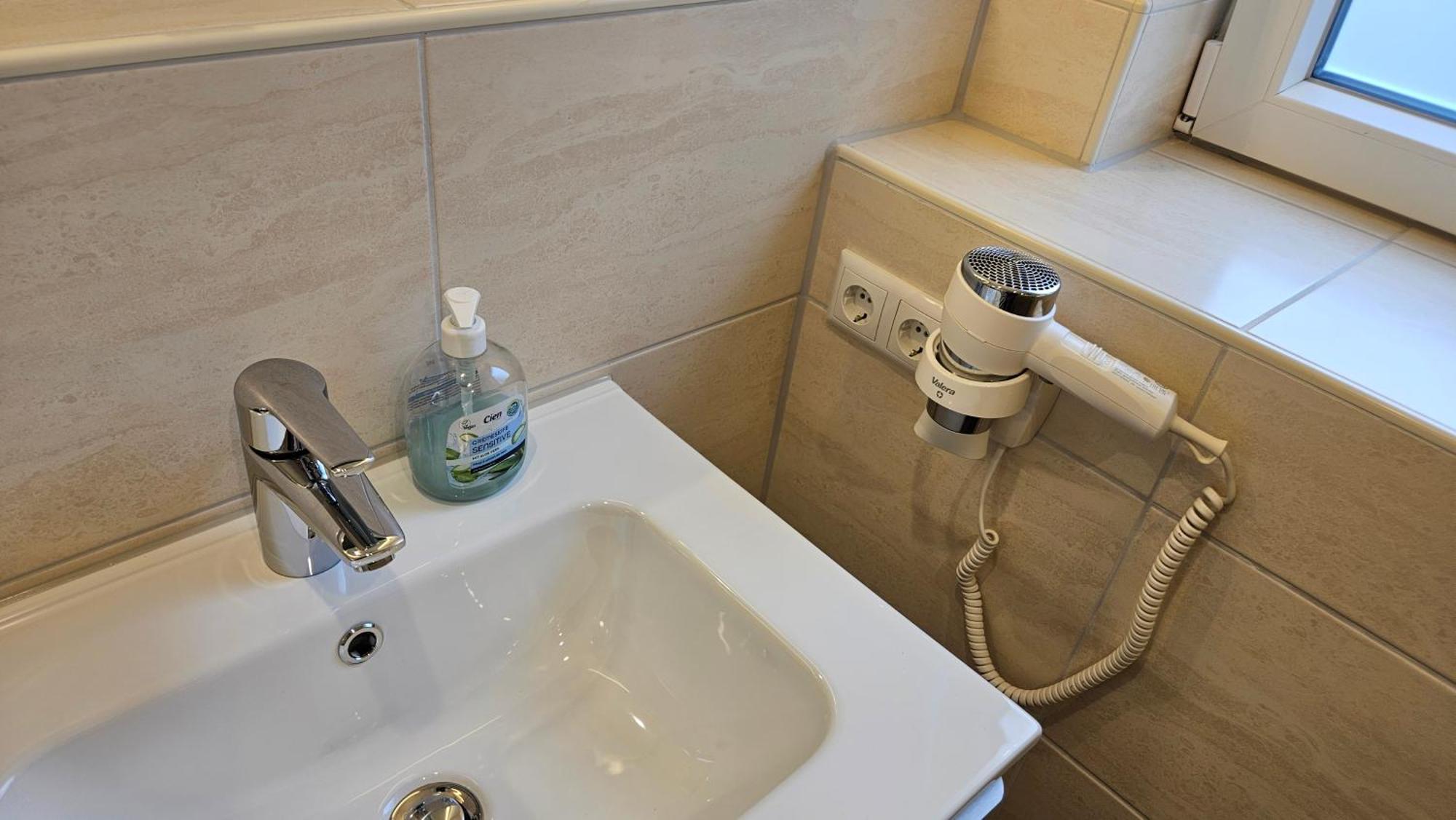 Hotel Dorfkrug Buesum - Guenstige Altbauzimmer Am Oland Exteriör bild