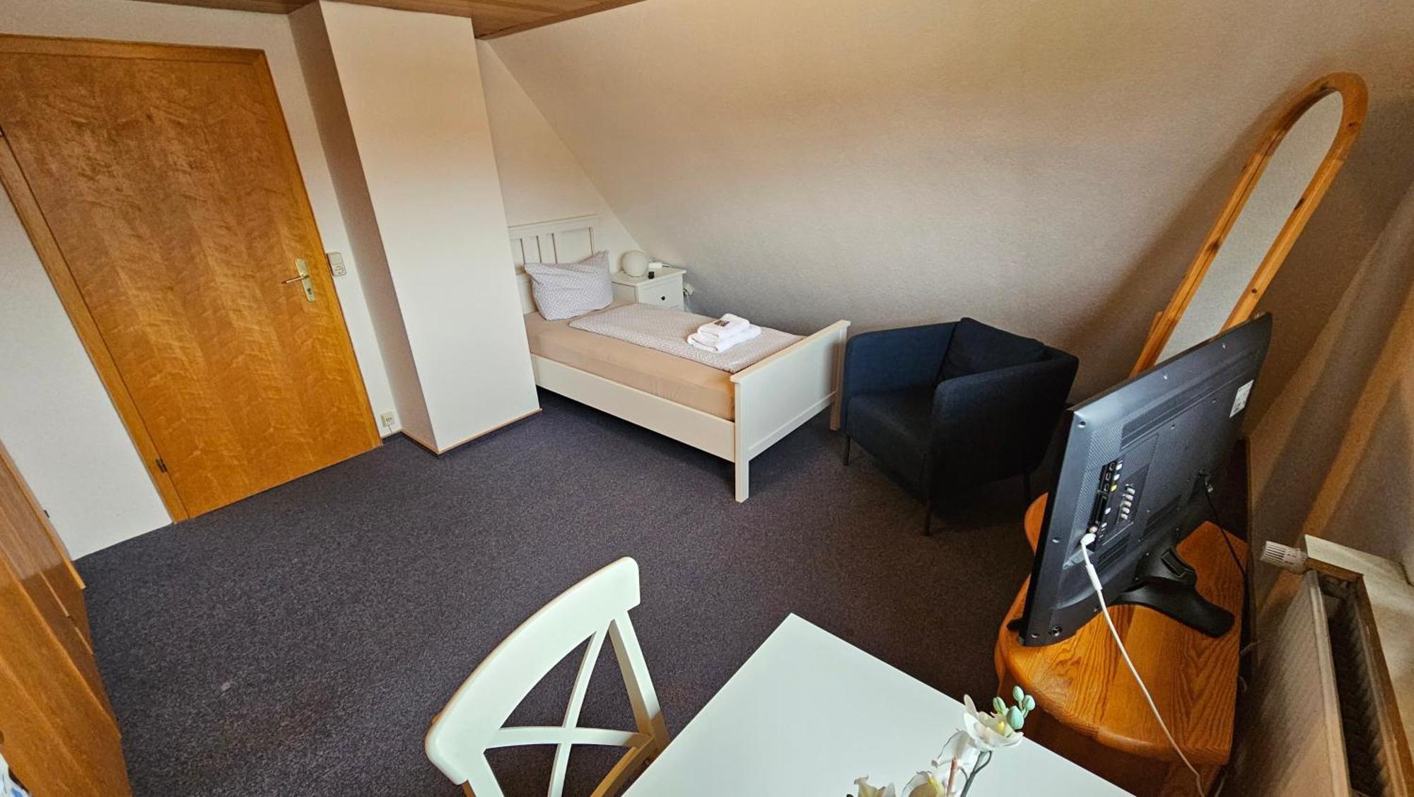 Hotel Dorfkrug Buesum - Guenstige Altbauzimmer Am Oland Rum bild